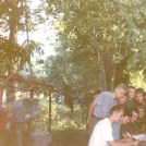 22.1996.07 - Bieszczady-Roztocze, Wetlina wypisywanie kartek przy kiosku. (1996)