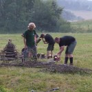 67.2006 - Bieszczady - Beskid Niski - Zyndranowa, układnie stosu na kapitańskie ognisko (2006)
