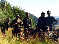 1995 - Izby - Czarni na wędrówce na czerwonym szlaku, w dolnie pozostałości wsi Ropki 