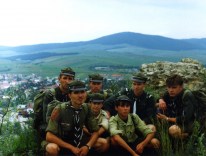 1995 - Izby - Słowacja Plawec - w tle ruiny zamku