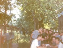 1996.07 - Bieszczady-Roztocze, Wetlina wypisywanie kartek przy kiosku.