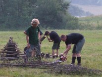 2006 - Bieszczady - Beskid Niski - Zyndranowa, układnie stosu na kapitańskie ognisko