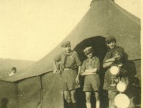 1946 - Baszowice - Kurs Drużynowych - Obóz, przed namiotem (kanadyjskim z UNRRY)