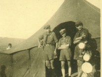 1946 - Baszowice - Kurs Drużynowych - Obóz, przed namiotem (kanadyjskim z UNRRY)
