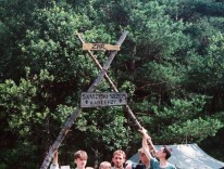 1995.07.03-24 - Obóz Izby, 1 SDH-y, przed bramą obozową