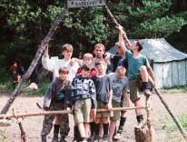 1995.07.03-24 - Obóz Izby, 1 SDH-y, przed bramą obozową