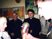 1996.02.22 - II Szyszak, (DMB) Ostra Brama, rozdanie nagród. W tle dh Józef Rell, kapelan środowiska ks Robert Szewczyk