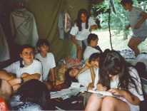 Białe wypoczywają  w obozie  po trudzie wędrówki; Złoty Potok 1994r.